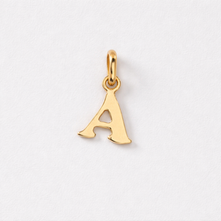 Dije Inicial A Oro 18k (0.39gr / 1.4 cm x 0.8 cm)